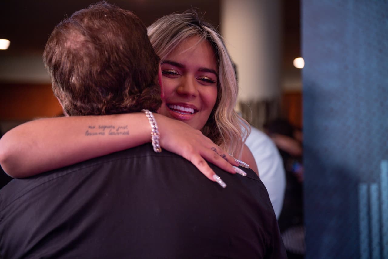 Karol G se encontró con su padre, Guillermo Giraldo, quien es su mano derecha en el desarrollo de su carrera, y se fundió con él en un abrazo.