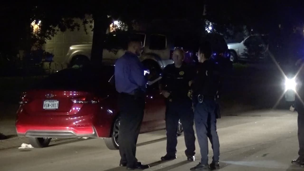 Autoridades hallan a un joven de 19 años baleado dentro de un carro en Houston
