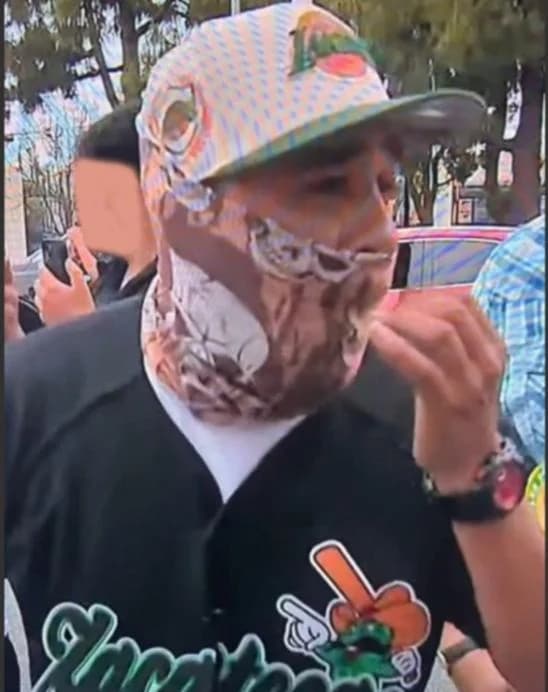 El FBI publicó un cartel de recompensa de un 
<b>hombre acusado de agredir a un agente federal</b> y 
<b>dañar propiedad del gobierno </b>durante 
<b><a href="https://www.univision.com/local/los-angeles-kmex/protestas-contra-ice-en-los-angeles-dejan-decenas-de-arrestos-negocios-saqueados-y-mas-grafitis-en-su-tercer-dia">las protestas ocurridas el sábado 7 de junio en Los Ángeles.</a></b>
<br>
<br>Se estima que durante las manifestaciones del fin de semana se han detenido
<b> <a href="https://www.univision.com/noticias/politica/ultimas-noticias-del-gobierno-de-trump-en-vivo-hoy-lunes-9-de-junio-de-2025" target="_blank">a unas 150 personas en Los Ángeles. </a></b>
<br>