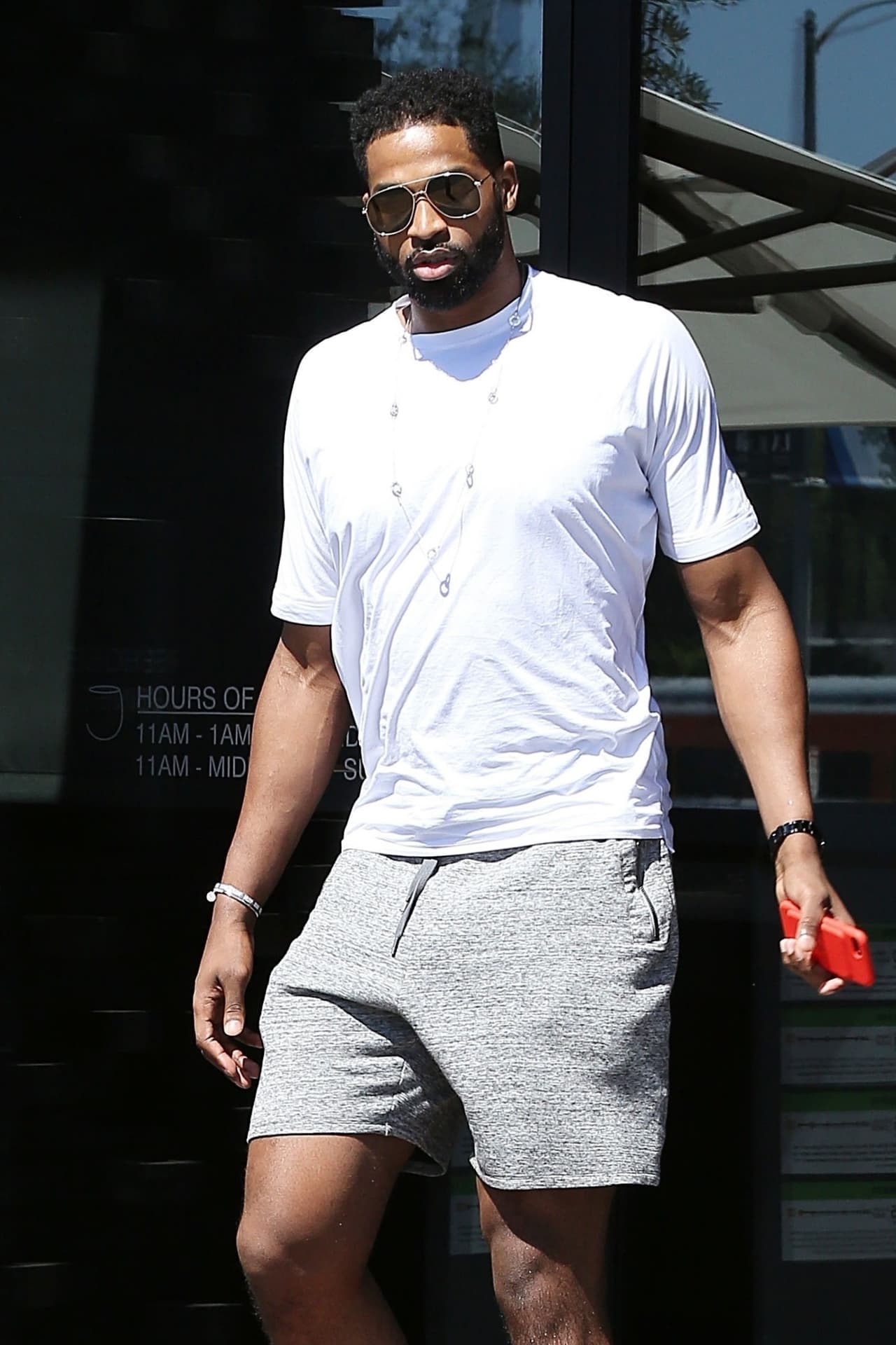 El jugador de los Cavaliers habló sobre sus hijos a inicios de mayo y confesó que
<b><a href="https://www.univision.com/entretenimiento/el-infiel-tristan-thompson-quiere-mas-hijos-pero-no-especifica-si-con-khloe-kardashian-fotos">True recibe un trato distinto</a></b> al de su primer hijo, Prince, fruto de su relación con la bloguera
<b>Jordan Craig</b>. "Con True es como que ‘sabes que estamos aquí, papá está aquí para alimentarte. ¡Soy yo!’", contó.