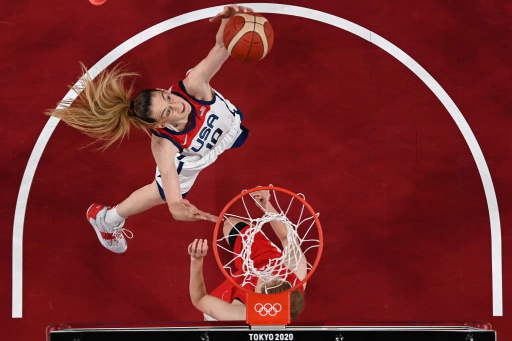 Así mismo, aumentó el cuidado de los niños y brindó apoyo financiero para adopción de niños, subrogación y congelación de óvulos para que las jugadoras puedan tener hijos cuando lo deseen.