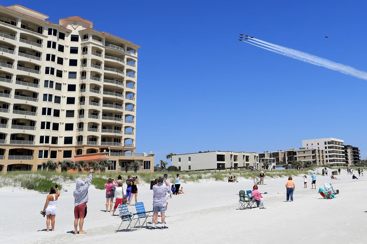 En esta imagen se observa otra parte de las playas del condado Duval, con los residentes viendo a los Blue Angels.