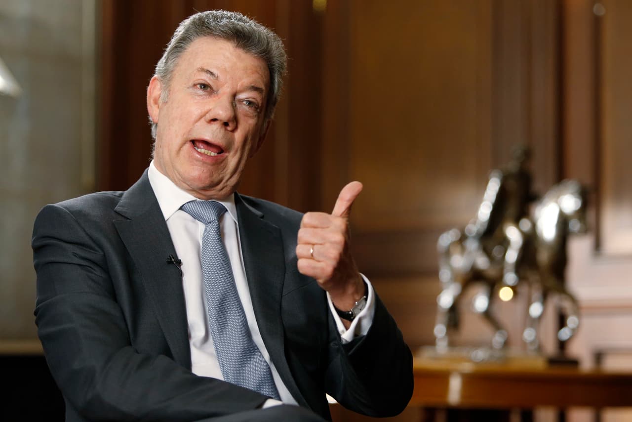 ARCHIVO - En esta foto de archivo del 25 de junio de 2018, el presidente colombiano Juan Manuel Santos habla durante una entrevista en el palacio presidencial en Bogotá, Colombia. (AP Foto/Fernando Vergara, Archivo)