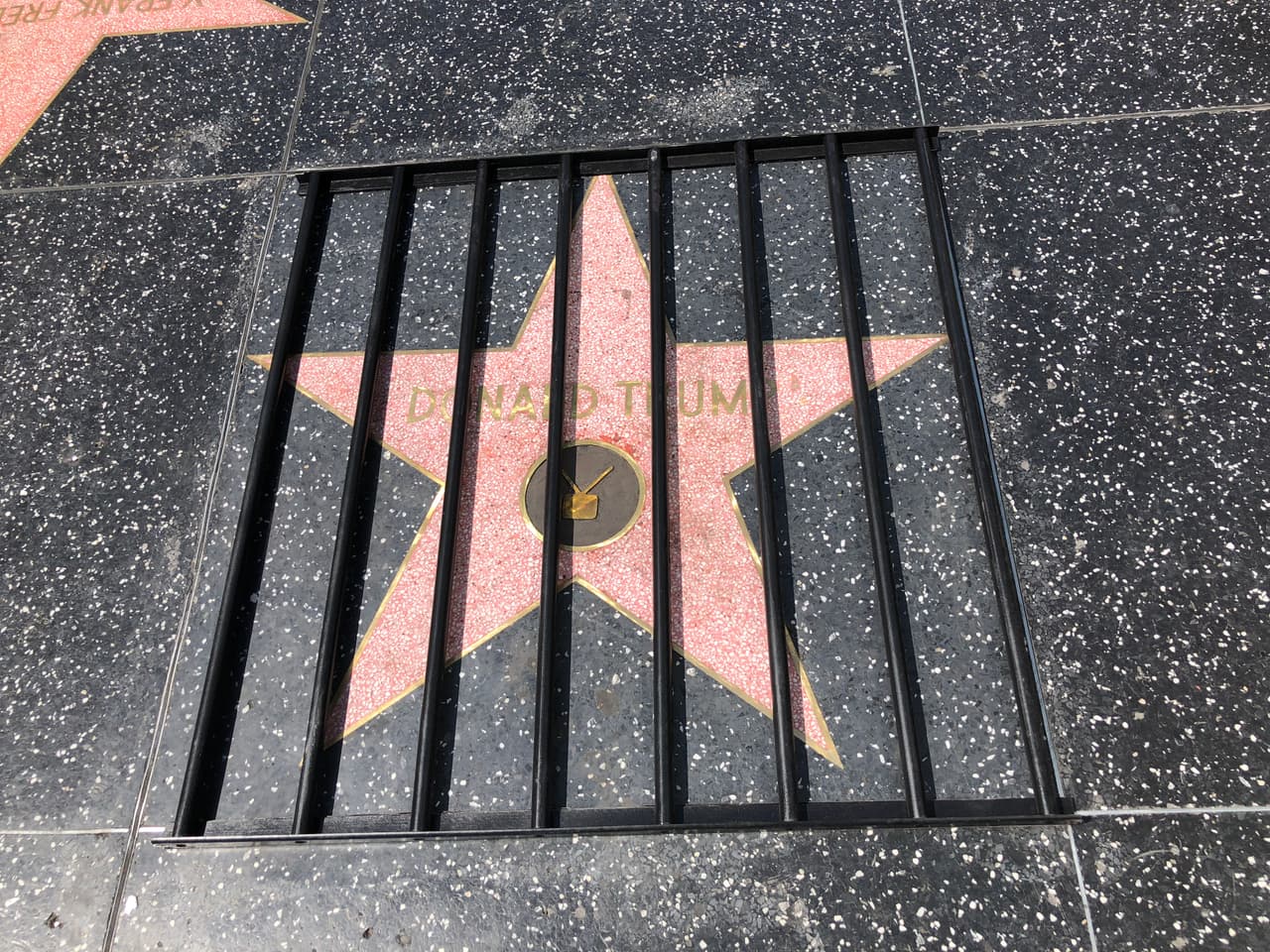 Plastic Jesus, un artista callejero nacido en Reino Unido, colocó el pasado miercoles unos barrotes sobre la estrella de Donald Trump en el paseo de la fama de Hollywood. 
<a href="https://twitter.com/plasticjesusart/status/1042525913416527872">"Hoy puse a @realDonaldTrump tras las rejas", escribió el artista en Twitter.</a>