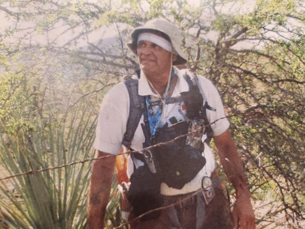 Rafael Hernández, de 66 años, lleva años haciendo este trabajo. Es el líder de la organización 'Ángeles del Desierto'. Comenzó a ser voluntario en los años 90, cuando las personas comenzaron a cruzar de México a EEUU por las ñas de Rumorosa, que es una zona muy peligrosa y se empezó a morir gente.