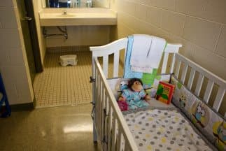 Una cuna en una de las salas de niños del Centro de Detención Familiar de Karnes City en Texas.