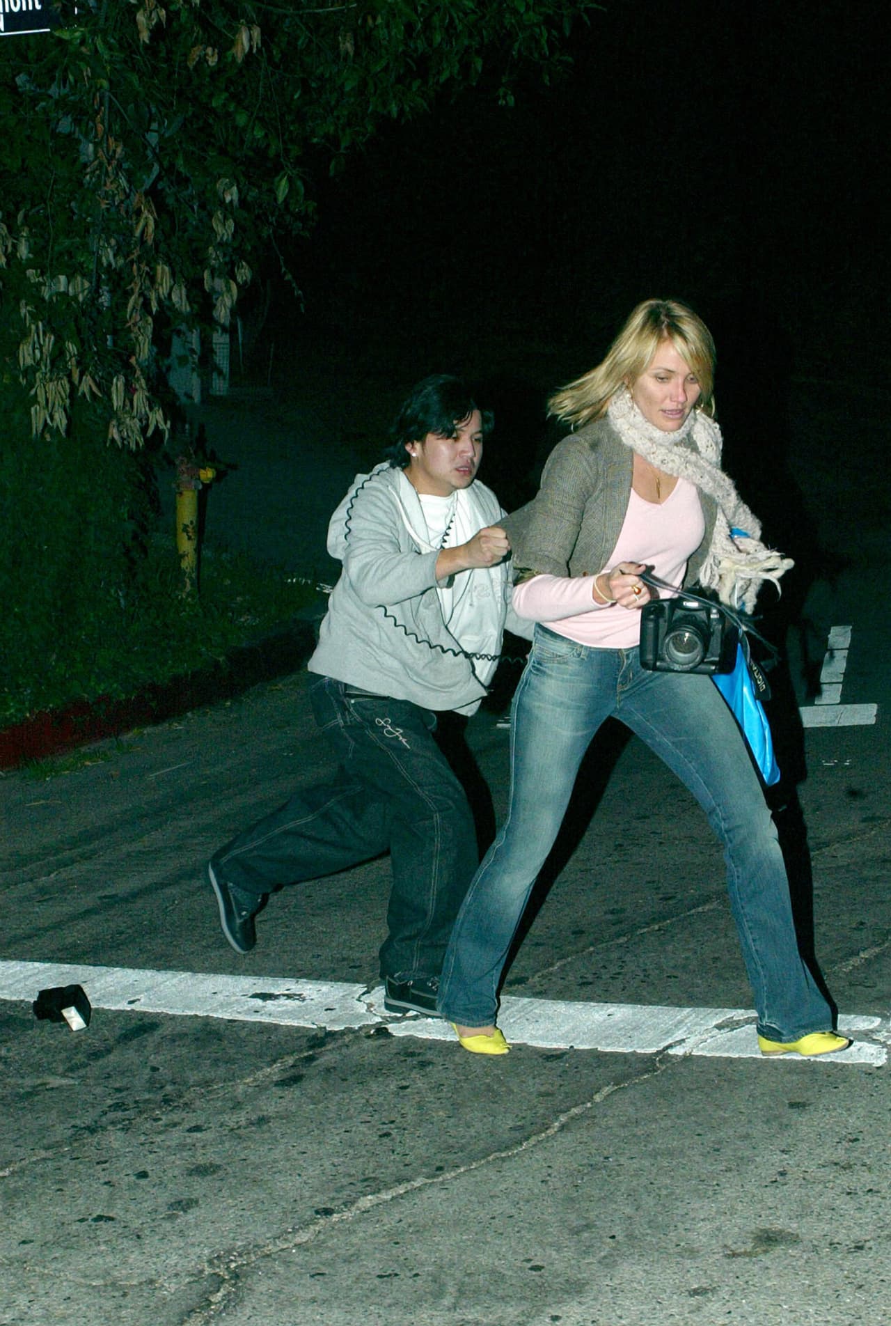 Afuera de su hogar, los estaban esperando para retratarlos, y de repente Cameron explotó.