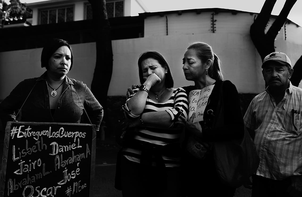 Familiares y activistas de derechos humanos pedían a las puertas de la morgue de Caracas que los cuerpos de los rebeldes muertos fueran entregados a los familiares.