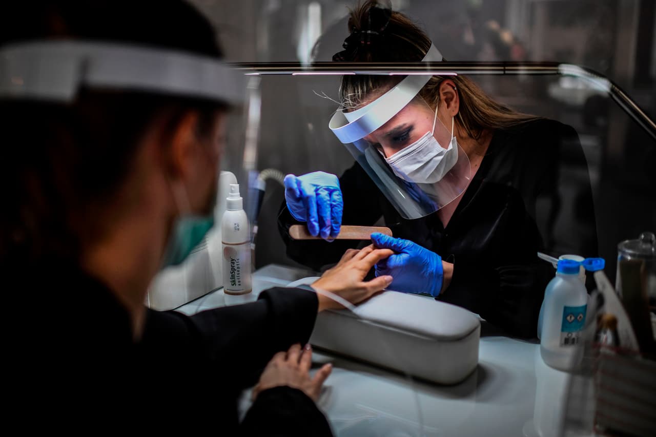 Los servicios de cuidado personal han sido de los más afectados desde que comenzó la pandemia. Tal es el caso de los salones de uñas, que deberán cerrar en los condados bajo monitoreo de las autoridades estatales. El gobernador Gavin Newsom incluso señaló meses atrás que la propagación del virus inició en una sala de manicura.