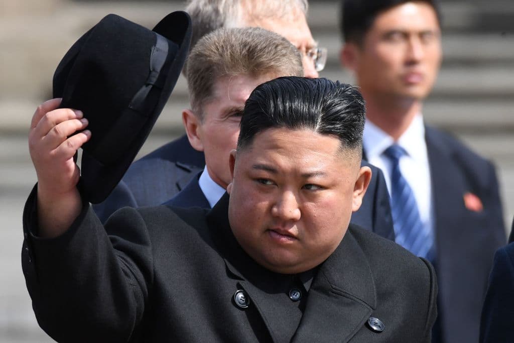 En abril se sospechó sobre la muerte del dictador norcoreano Kim Jong Un, quien no hizo apariciones públicas durante un periodo de más de 20 días. Sin embargo, a principios de mayo se disiparon los rumores después de que se difundieran imágenes del líder político inaugurando una fábrica de fertilizantes.