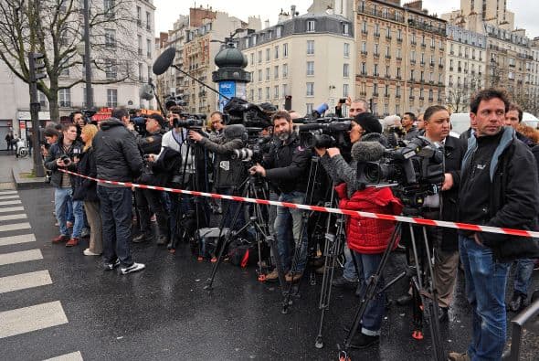 La prensa fue sido aislada de la zona y permanecía a varios metros de distancia del super tomado por dos secuestradores.  