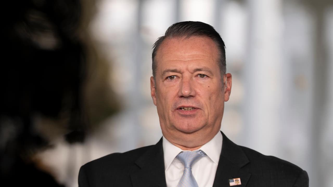 Juez cita a director de ICE por violar el debido proceso y negar fianzas a inmigrantes