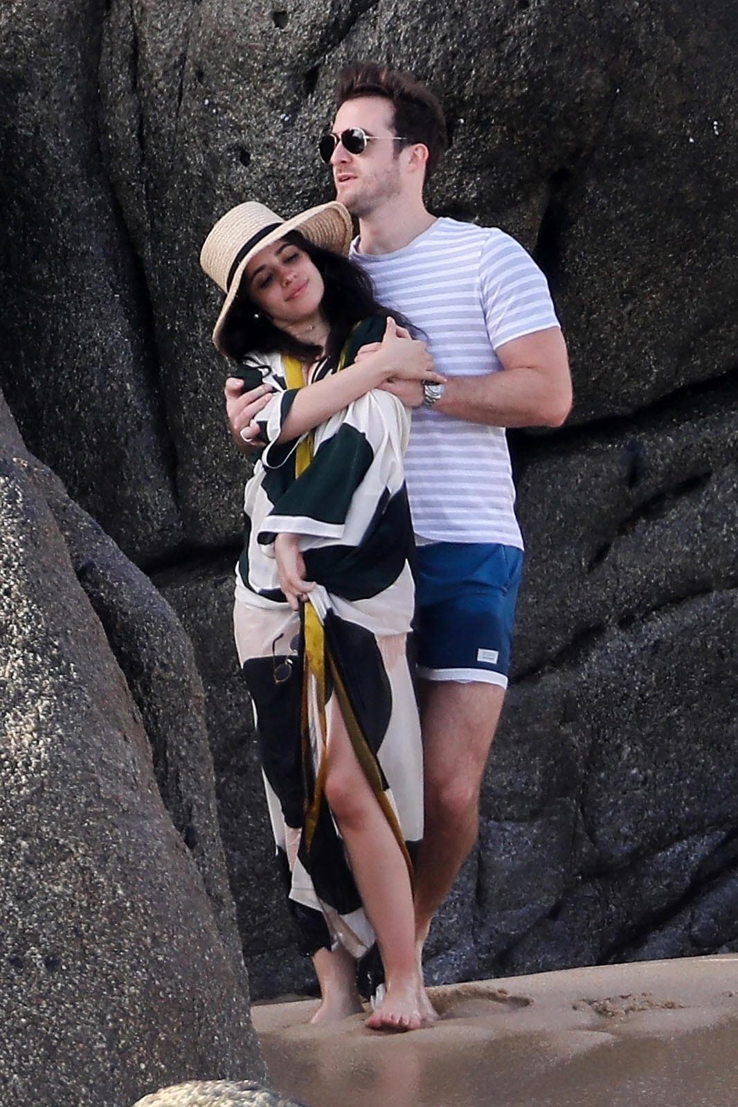 Y en 
<b><a href="https://www.popsugar.com/latina/Camila-Cabello-Her-Cuban-Background-42239921">un ensayo que publicó el año pasado en Pop Sugar</a></b>, insistió en que Estados Unidos "es un país construido por inmigrantes. Gente (como su familia) lo suficientemente valiente como para empezar de cero".