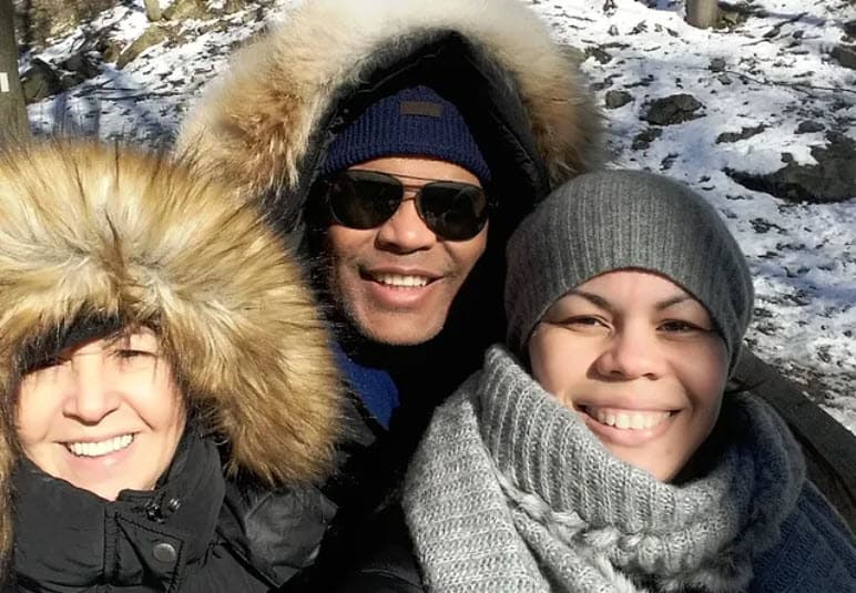 "Y se fueron juntos, como siempre... Pero me dejaron sola y eso duele", escribió en el retrato familiar.
<br>