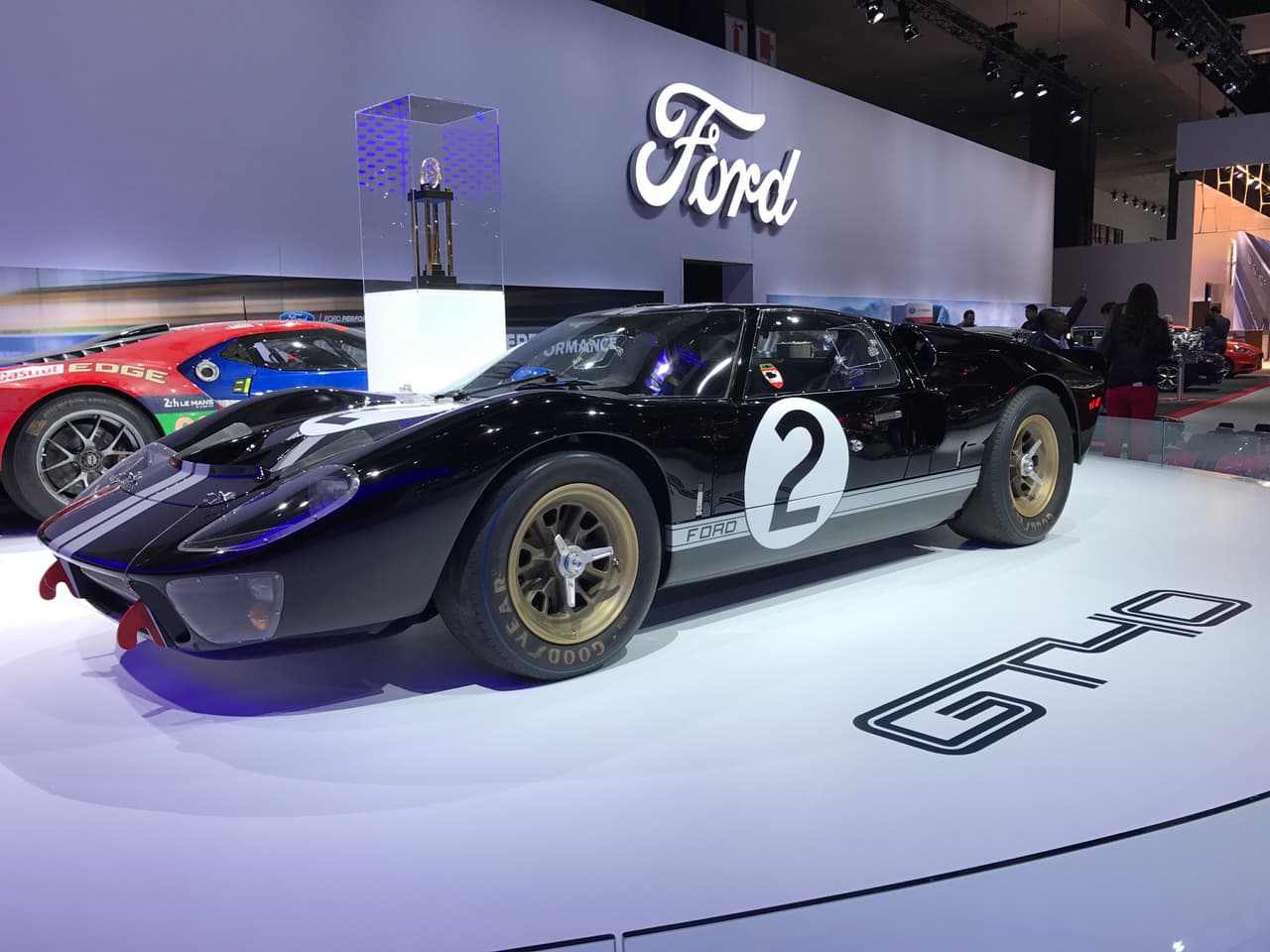 Con frecuencia
<a href="http://www.univision.com/noticias/ford" target="_blank"><b>Ford</b></a> echa mano de su rica historia para conquistar las audiencia de los múltiples salones del automóvil a los que asiste. El
<a href="http://www.univision.com/noticias/auto-shows/los-angeles-auto-show"><b>Auto Show de Los Angeles</b></a> 2016 no fue la excepción, donde mostraron a este
<b>Ford GT40 Mk II </b>número 2 con el que los neozelandeses Bruce McLaren y Chris Amon conquistaron las
<b>24 horas de Le Mans en 2016</b>.
<br>