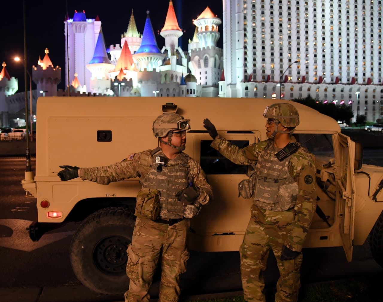 Guardias nacionales de Nevada. Los sargentos Lowell y Bundy hablan en la avenida Tropicana de Las Vegas, Nevada, mientras controlan la seguridad en la ciudad de los casinos el 31 de diciembre de 2017. La Guardia Nacional se sumó a la policía de manera excepcional tras la terrible masacre perpetrada en la ciudad durante un conciero masivo tres meses antes.