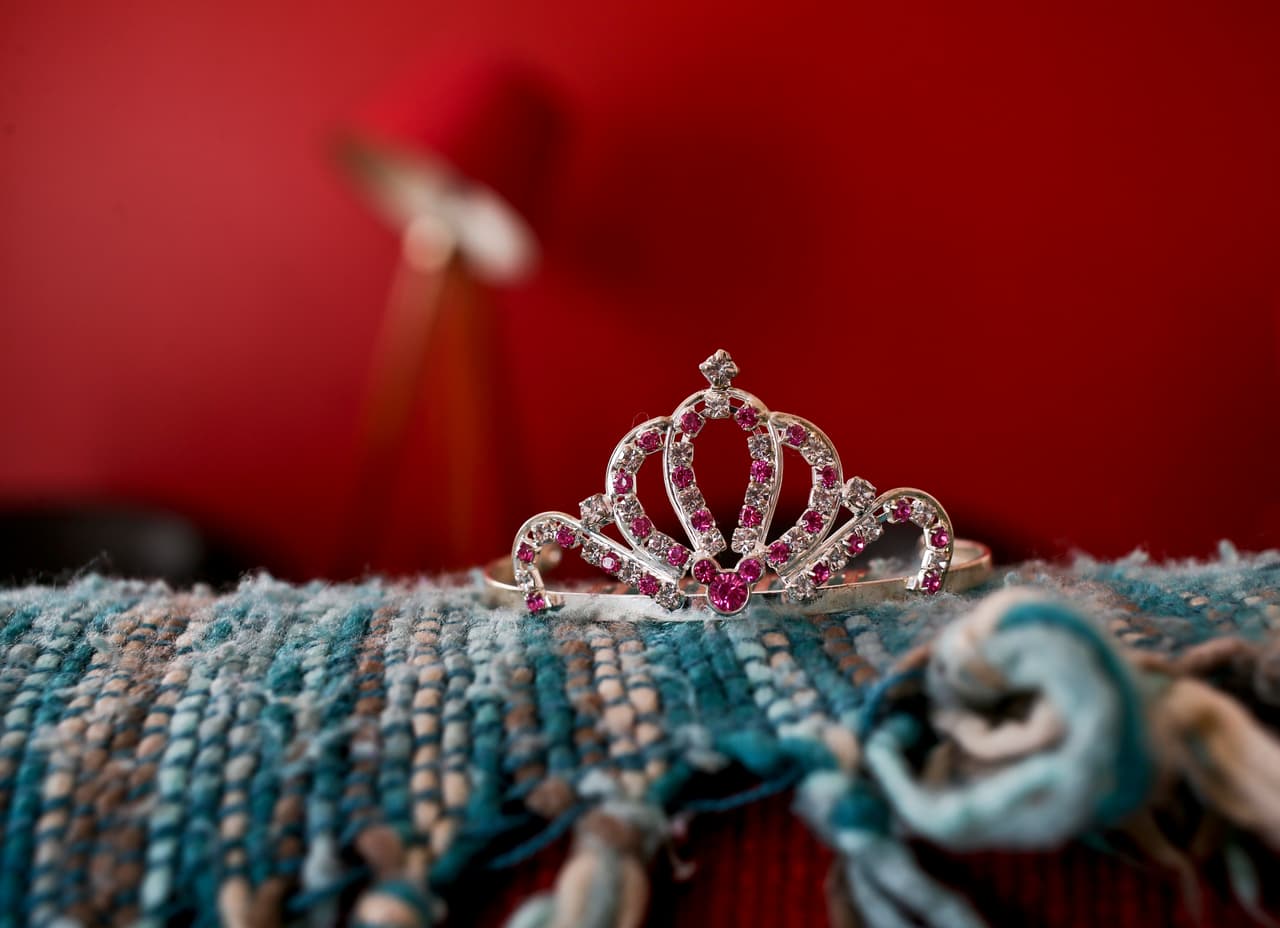 <b>Argentina</b> fue de los países pioneros en la región latinoamericana: desde 2012 los niños pueden elegir su identidad de género, someterse a un cambio de sexo y modificar su identidad en documentos oficiales (con el consentimiento de sus representantes legales o por medio de un procedimiento sumario ante un juez).