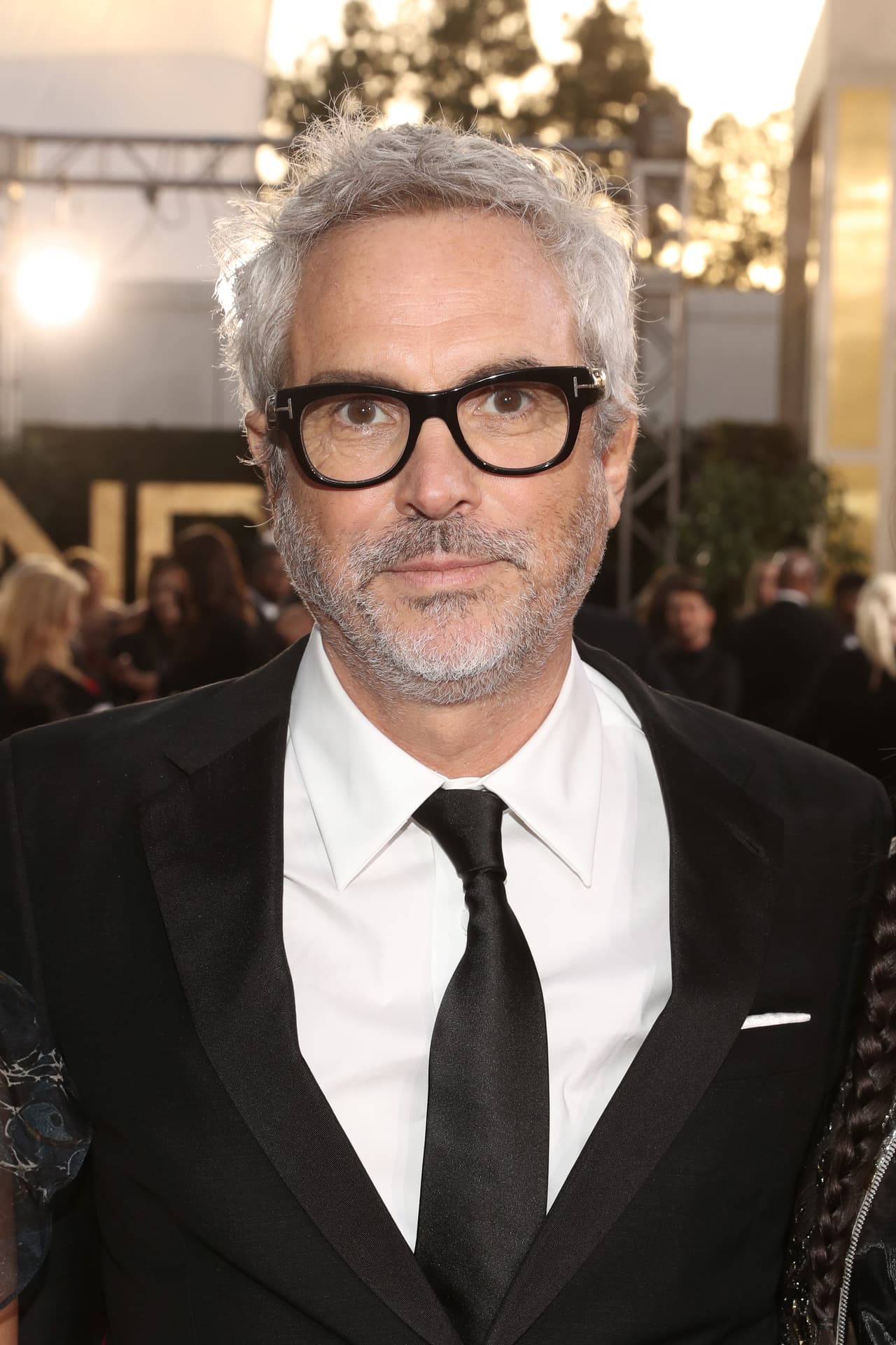 Detrás de ellas apareció el director mexicanode la película 'Roma', Alfonso Cuaron, en la alfombra de los 'Globos de Oro' que marcan el inicio de los premios que se entregan a la industria del cine y televisión.