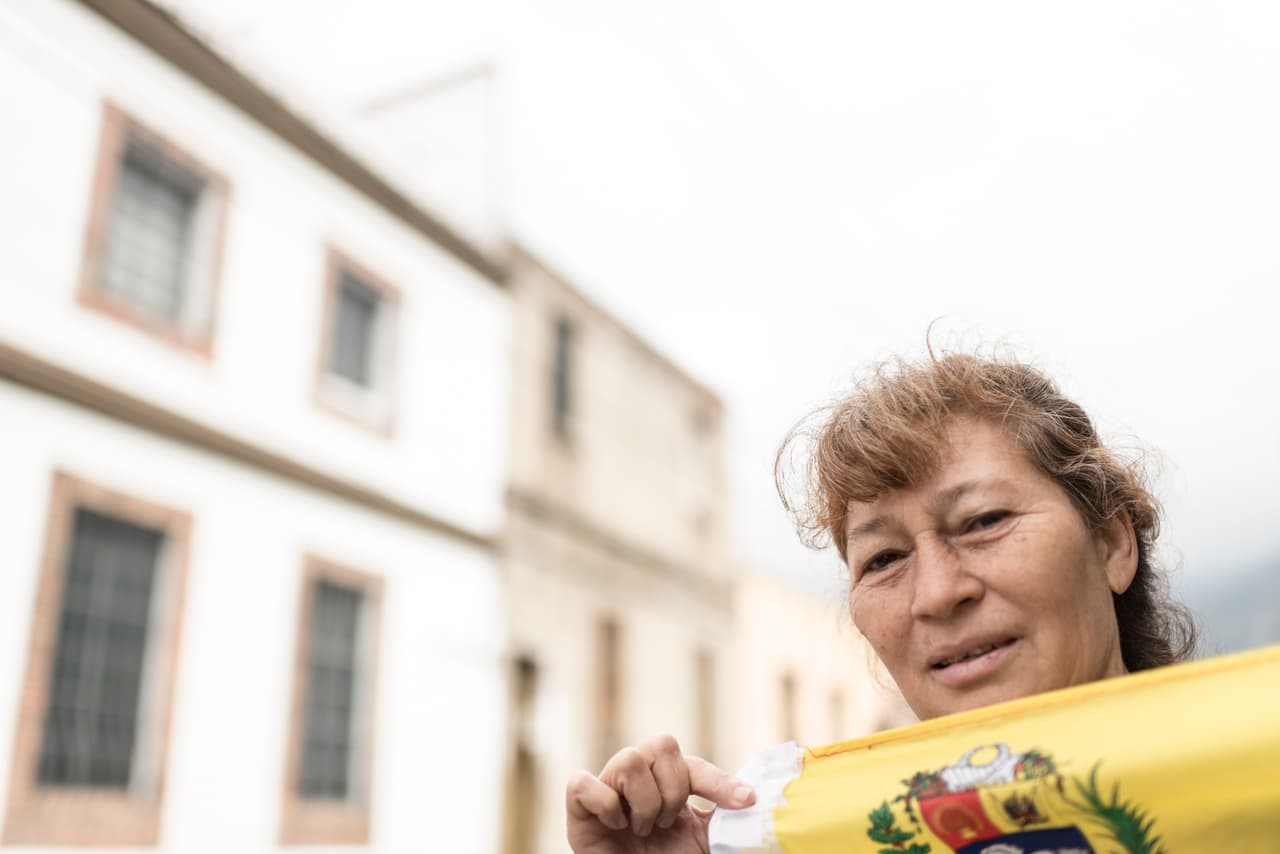 Roberta Perez es de Cotiza, uno de los sectores populares de Caracas donde se iniciaron las manifestaciones antigubernamentales esta semana después de que un
<b><a href="https://www.univision.com/noticias/crisis-en-venezuela/detienen-en-venezuela-a-27-militares-alzados-contra-el-gobierno-de-nicolas-maduro">grupo de 27 militares se sublevara contra Nicolás Maduro.</a></b> "Dejé de comer para que mis hijos no se mueran de hambre" aseguró la mujer. Como a muchos de los manifestantes que salieron este miércoles a las calles, la situación económica fue lo que le llevo a protestar.