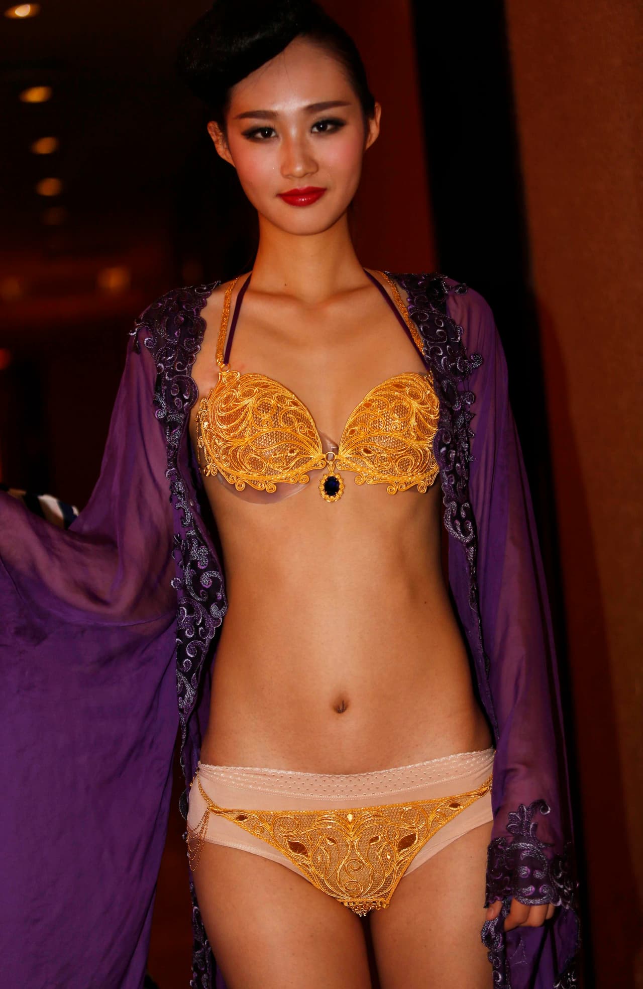 La modelo posa para mostrar el detalle de la prenda