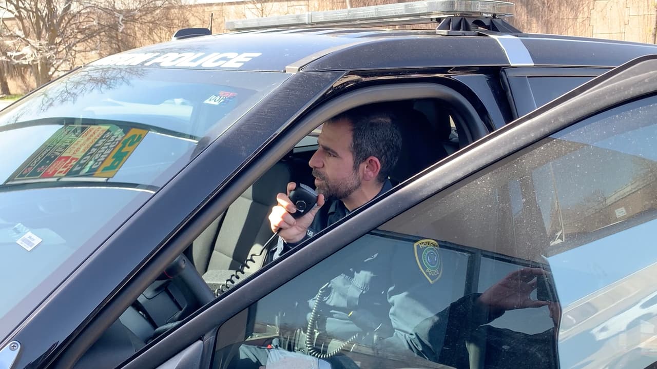 Cuando una persona se está amarrando las citas de los zapatos en un lugar donde alguien no lo haría, lo mejor es esquivarla e irse a otro lado.