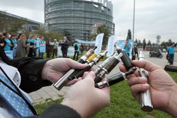 Según ellos, "la reglamentación debería prohibir la publicidad que afirma o da a entender que el cigarrillo electrónico es eficaz para dejar de fumar mientras esto no se haya demostrado científicamente".
