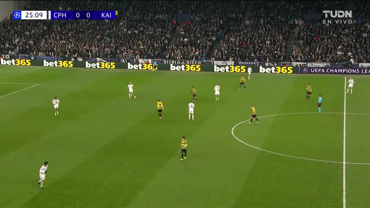 ¡GOL!  anota para FC Copenhagen. Viktor Dadason