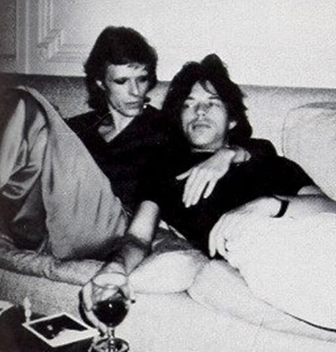 Otro de los fuertes rumores que llenaron la vida de Bowie de escándalo fue su supuesta relación homosexual con Mick Jagger.