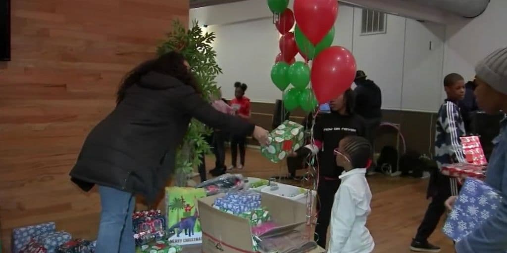 Un regalo de alegría en Navidad para niños víctimas de violencia en Filadelfia  