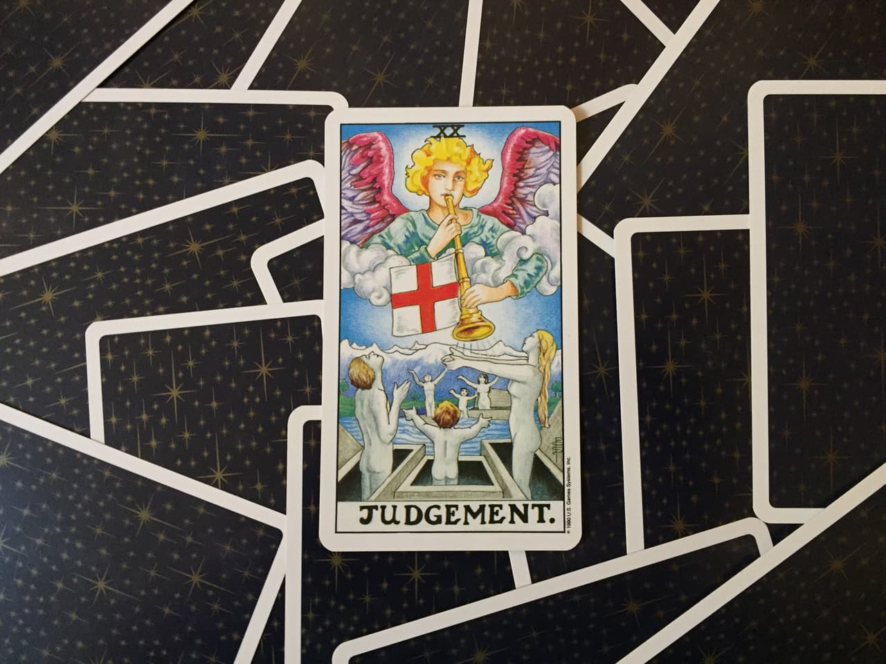 Entonces, ¿qué significa? Por supuesto, no es el sentido literal de que viene el Juicio Final y el Apocalipsis, sino es tiempo de análisis, de ejercer tu poder de juicio y autoconocimiento. Es un llamado al cambio inminente en algún rubro de tu vida, y eso seguro variará según la posición o rubro en que haya caído en la tirada o consulta.