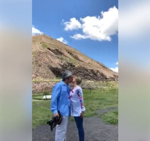 El político mexicano publicó esta fotografía en su cuenta de Facebook para conmemorar el gran día, mientras que la ex-Aventurera optó por compartir en su cuenta de Instagram un pequeño clip con la misma imagen al que agregó la leyenda: "8, amor".