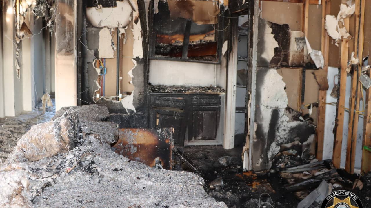 Los detectives continuaron trabajando en el caso y pudieron vincular el incidente en 266th Ave., con otro incendio sospechoso que ocurrió el día anterior. Más tarde, los investigadores localizaron una tercera casa en el mismo vecindario con daños por fuego que se cree que fue causado por un incendio provocado.