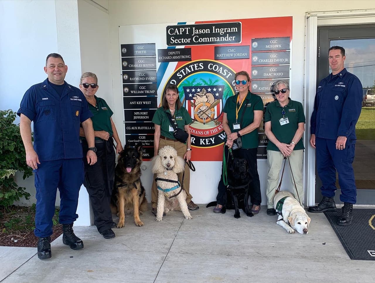 Los perritos son parte de HOPE, una organización que trabaja en atender crisis asistida con animales. 
<br>