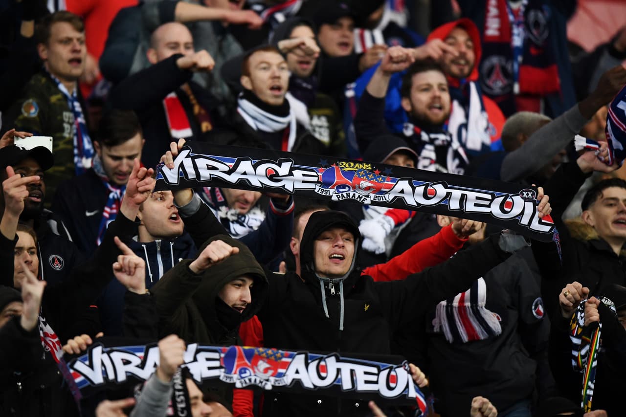 Los aficionados del Paris Saint-Germain –los más hostiles– y del Real Madrid han puesto el color en los alrededores del Parque de los Príncipes, así como en las graderías. Un ambientazo para vivir un partido de primer nivel en los octavos de final de la Champions League.