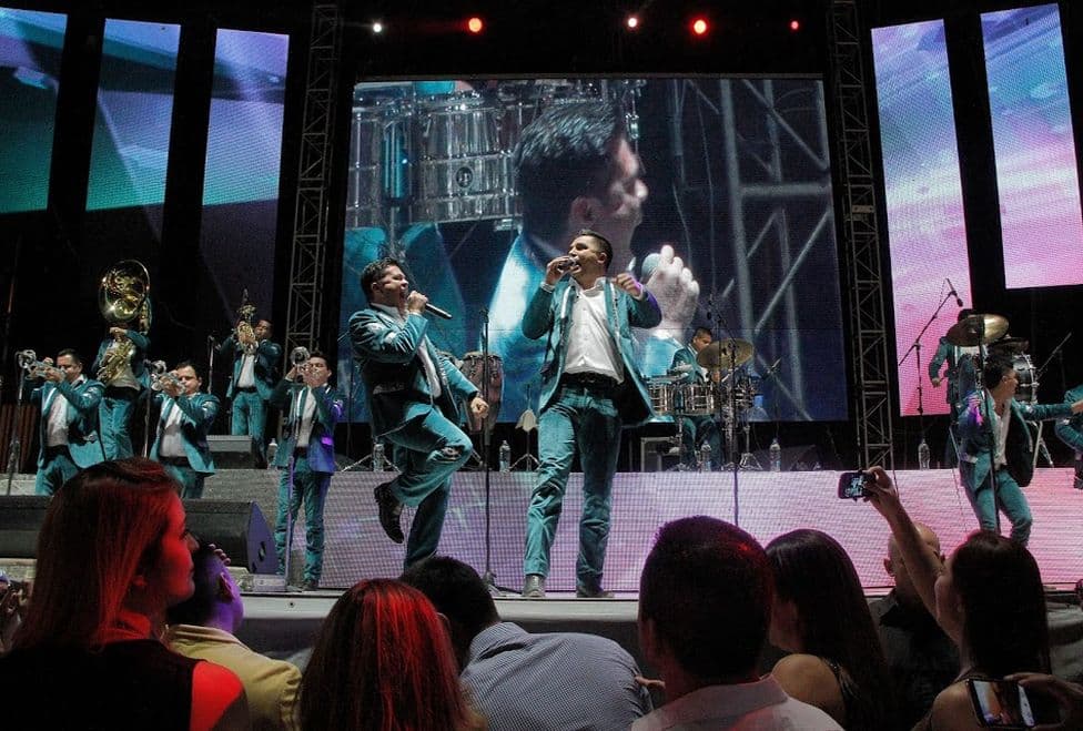 La Arrolladora Banda El Limón, fue creada por René Camacho en 1997, luego de que saliera de la Original. A partir de esa fecha, la banda comenzó a escalar peldaños hasta convertirse en una de las agrupaciones de ese género más exitosas dentro del regional mexicano.