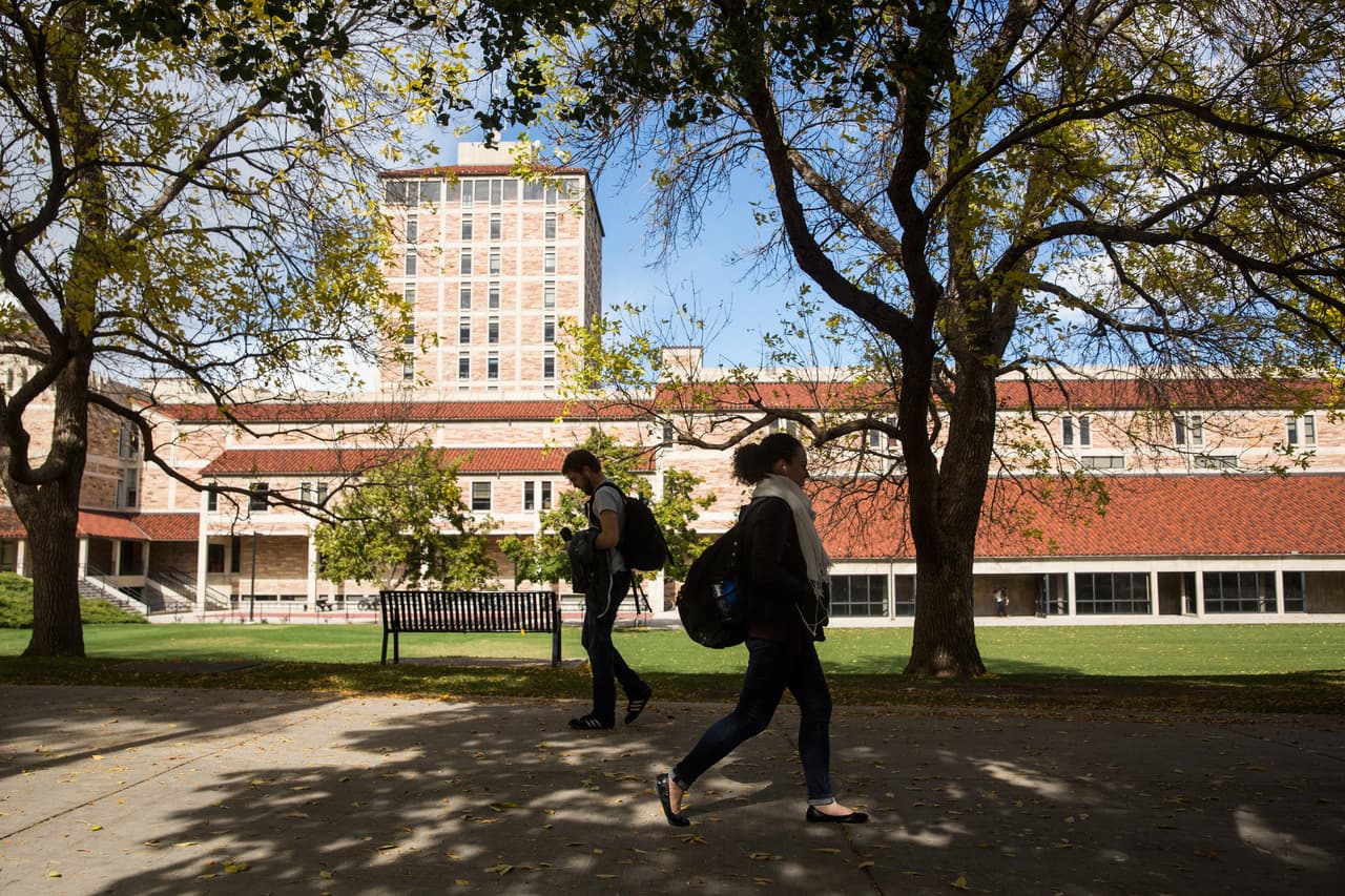 Hispanos confían en la universidad para subir en la escala social