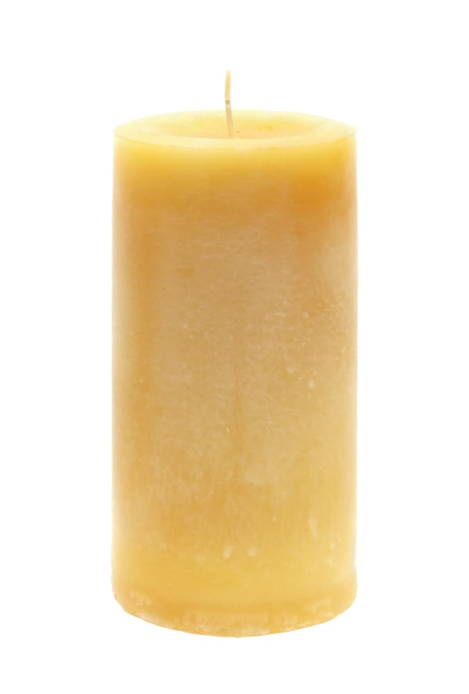Necesitarás una vela amarilla, para que emane positividad, alegría, vida y luz a tu hogar.
