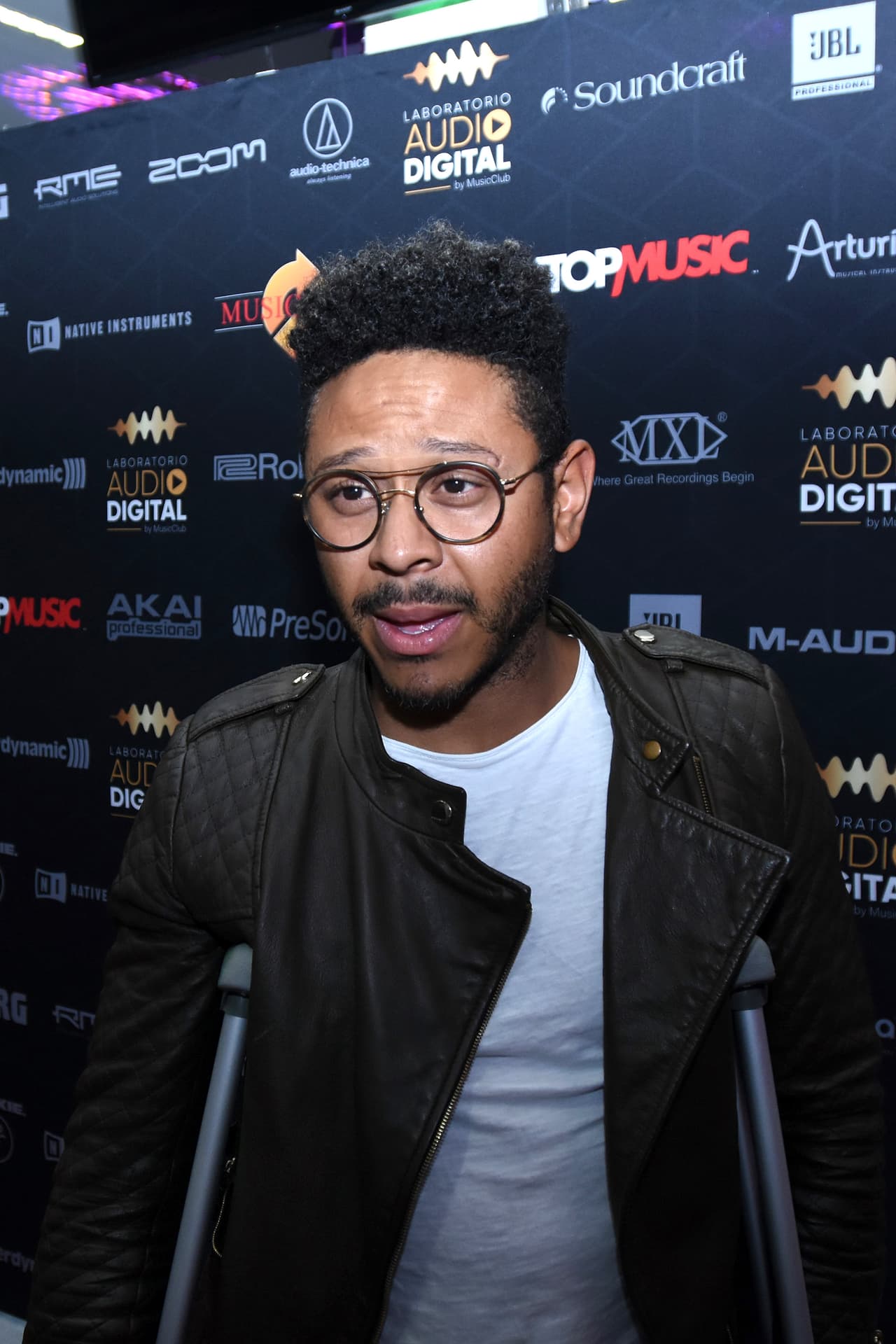 Según Kalimba, Alor Quezada tenía una razón para usarlo como "chivo expiatorio": "Le llamaban el amigo de los artistas, decían que toda persona que era actor, o actriz, o famoso, y que tenía un poco de dinero, era amigo de él y los dejaba ir aunque cometieran delitos. A él lo estaban ya investigando, entonces él dijo, voy a demostrar que no ayudo a los artistas’. Y me agarró a mí, de chivo expiatorio”.
<br>