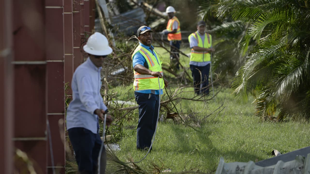 El ya deficiente 
<b>sistema de energía eléctrica</b> de Puerto Rico quedó severamente dañado por 
<b>el huracán María, en septiembre de 2017</b>. Cuatro años más tarde, como quedó en récord, FEMA había asignado presupuesto por 
<b>$25 mil millones</b> para proyectos de reconstrucción de servicios públicos afectados. A casi un mes del octavo aniversario del paso de María, el servicio de energía eléctrica se mantiene inestable.