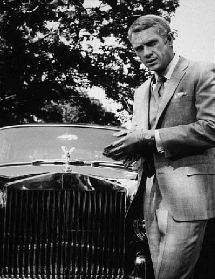 El auto que fue originalmente adquirido por el productor
<b>Jerry Bresl</b> quien lo tuvo en su poder hasta 1980, esta actualmente pintado en azul Oxford pero su color original era negro Mason, el color con el que se le observa en la película. Su interior en cuero beige se ha mantenido original por los últimos 50 años.