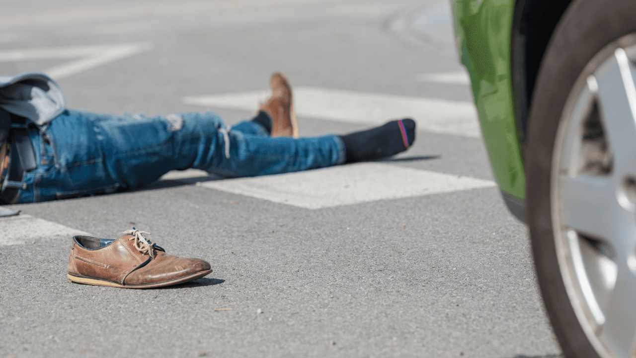Conductores mueren atropellados después de bajarse de sus autos para discutir por accidente
