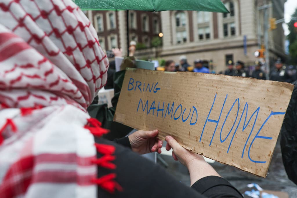 Los manifestantes se encargaron de que se escuchara su reclamo para que el estudiante Mahmoud Khalil sea liberado por ICE.