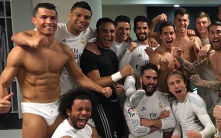 A diferencia de todos sus compañeros, Cristiano apareció en la foto usando solamente "chones" y claro, presumiendo sus abdominales de acero.