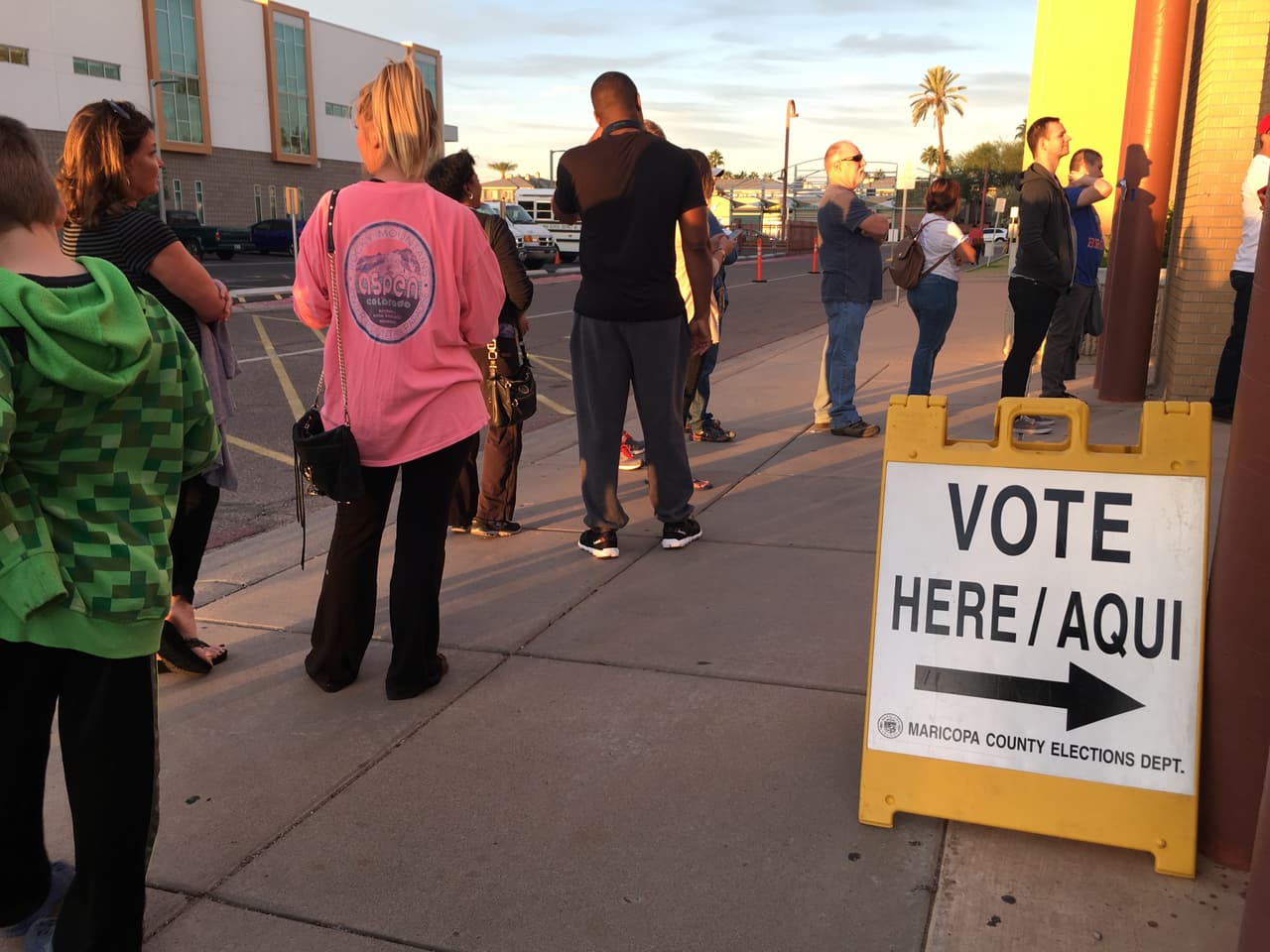 Los puestos de votación en el condado Maricopa reportan largas filas.