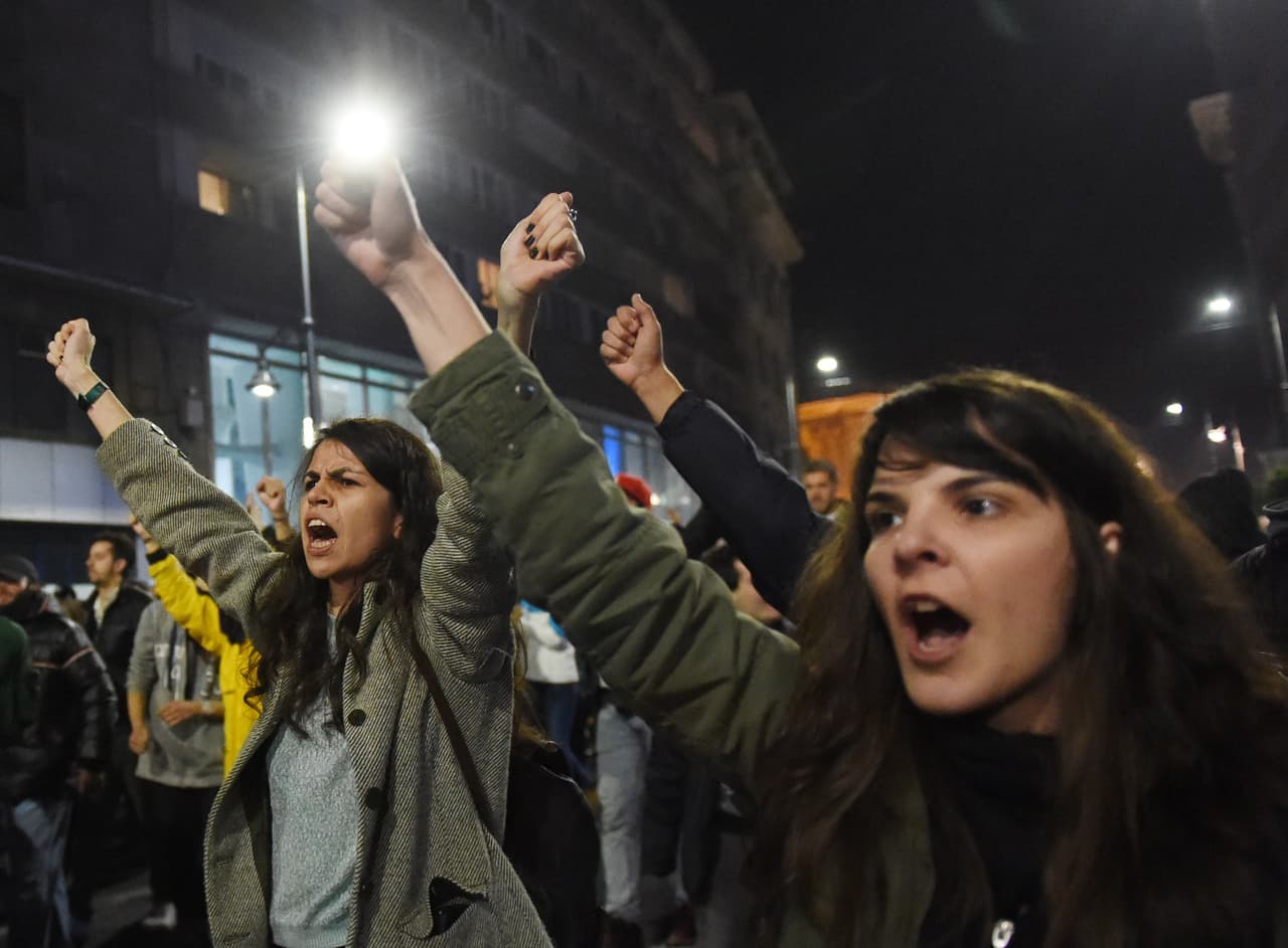 Miles se manifiestan en las calles de Bucarest tras el drama en una discoteca