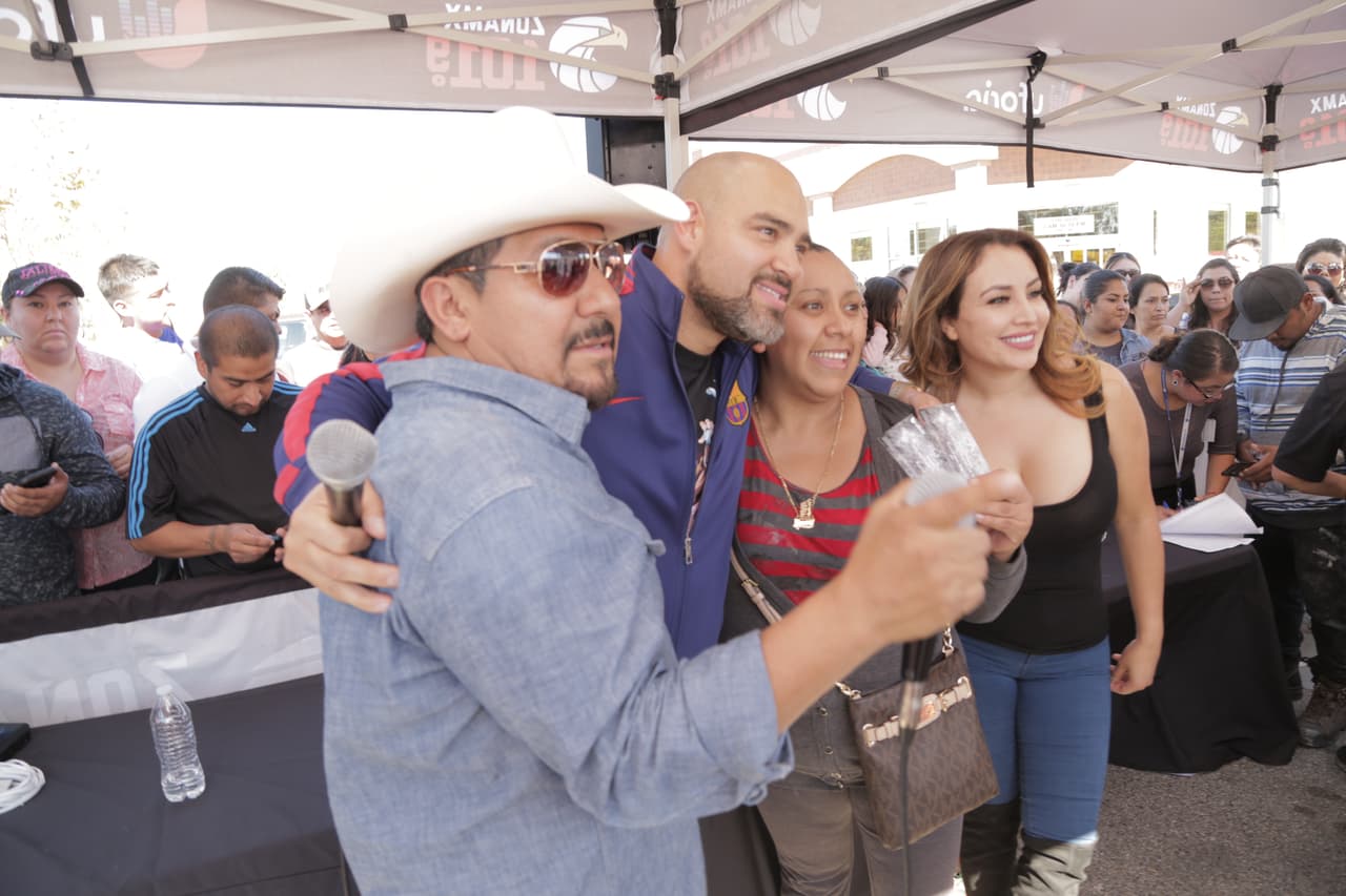 'El Bueno, La Mala y El Feo' entregando boletos en la ciudad de Carson.
