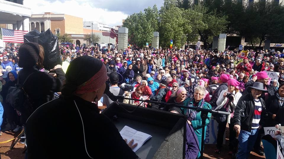 Cientos de mujeres caminaron para luchar por sus derechos ante la nueva administración federal.