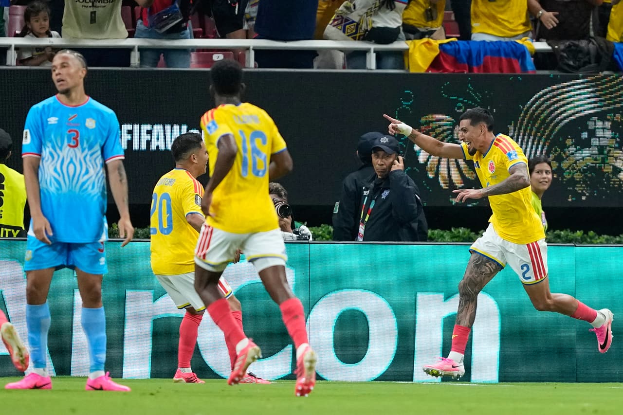 El colombiano Daniel Muñoz (derecha) celebra tras marcar el primer gol de su equipo durante el partido de fútbol del Grupo K de la Copa del Mundo entre Colombia y el Congo, en Zapopan, cerca de Guadalajara (México), el martes 23 de junio de 2026.