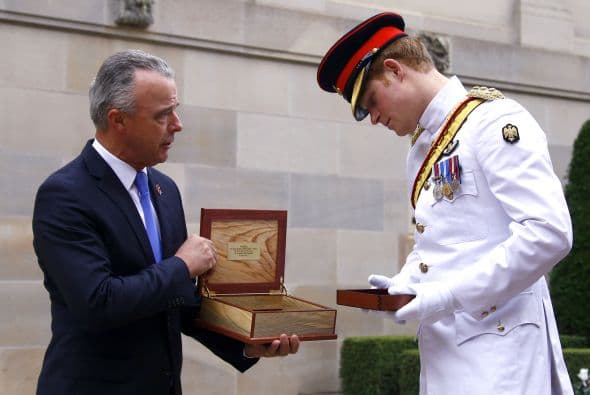 Visitó Australia para trabajar con las fuerzas de defensa de dicho país.