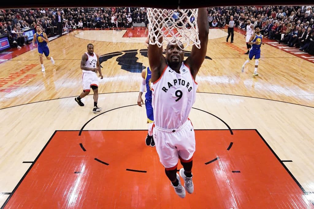 Serge Ibaka (9) con una jugada en rompimiento que termina coronada con esta clavada a dos manos para Toronto.